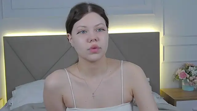 Sophie Rays online show from April 12, 2026, 4:06 am