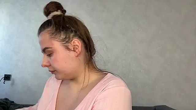 Ellaizatelly online show from May 3, 2026, 12:22 pm