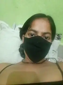 nidhiyadav00 online show from April 15, 2026, 6:37 pm