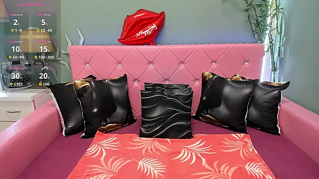 LovelyMell online show from April 17, 2026, 5:10 am
