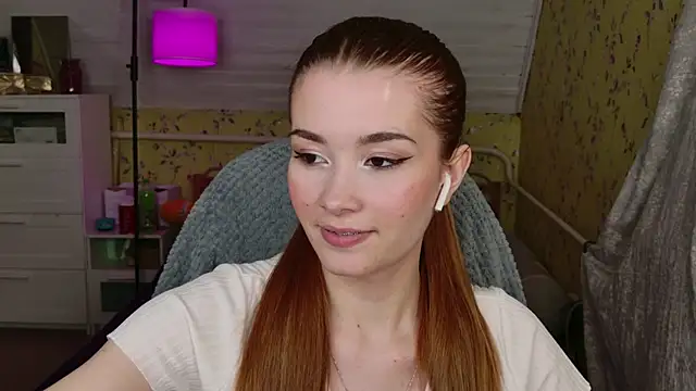 Snapshot of Lunavira chatting on May 16, 2026, 8:29 pm Lunavira online show from May 16, 2026, 8:29 pm