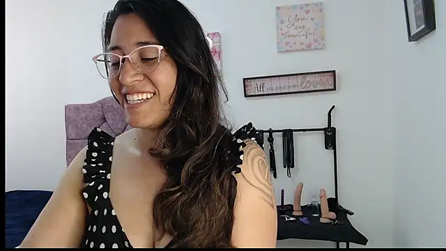 Snapshot of violeta_scott chatting on May 15, 2026, 3:30 pm violeta scott online show from May 15, 2026, 3:30 pm