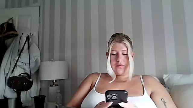 Lexi Laura online show from April 17, 2026, 7:33 am