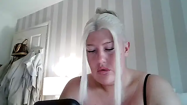 Lexi Laura online show from April 23, 2026, 6:14 am