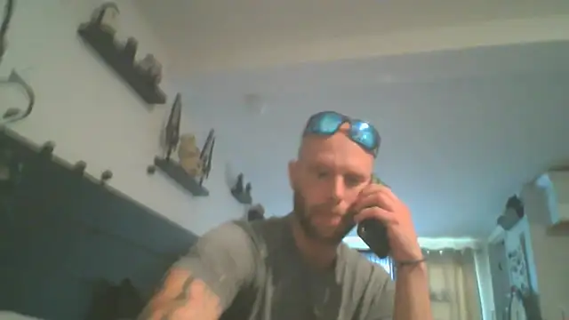 Snapshot of CaptCraker chatting on April 3, 2026, 9:35 pm CaptCraker online show from April 3, 2026, 9:35 pm