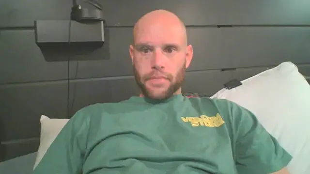 Snapshot of CaptCraker chatting on April 4, 2026, 11:46 pm CaptCraker online show from April 4, 2026, 11:46 pm