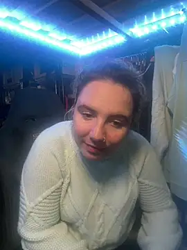 curvyneon online show from April 12, 2026, 6:24 pm