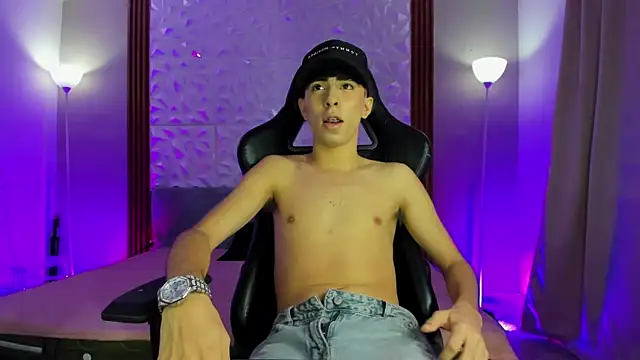 Michaell twinkk  online show from March 15, 2026, 4:40 am