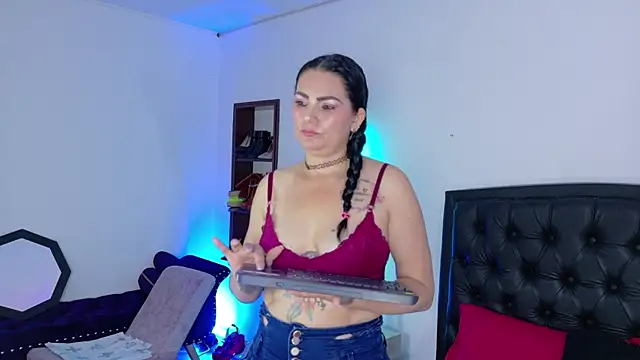 Snapshot of Scarlet_Hiit chatting on July 14, 2026, 4:17 am Scarlet Hiit online show from July 14, 2026, 4:17 am