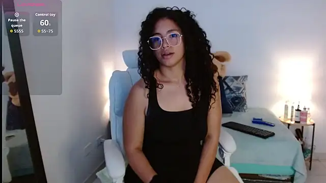 Snapshot of Luciianita_lov199 chatting on May 3, 2026, 8:37 pm Luciianita lov199 online show from May 3, 2026, 8:37 pm