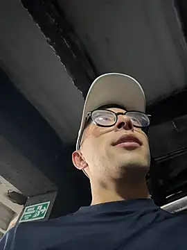 LeonBlazze online show from May 4, 2026, 1:29 pm