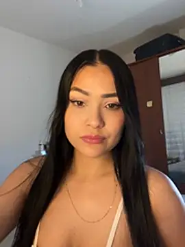 CLOEYCLAY online show from April 28, 2026, 10:53 am