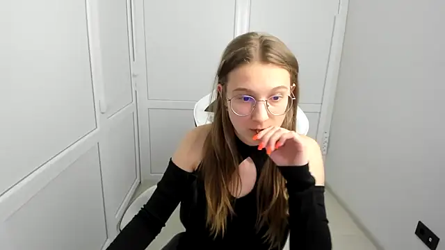 Mia kristal online show from March 29, 2026, 7:30 am