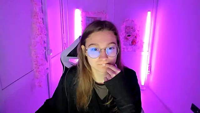 Snapshot of Mia_kristal chatting on May 17, 2026, 8:12 am Mia kristal online show from May 17, 2026, 8:12 am