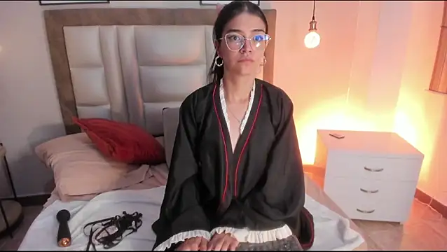 AnnieBlluee online show from April 18, 2026, 7:58 pm