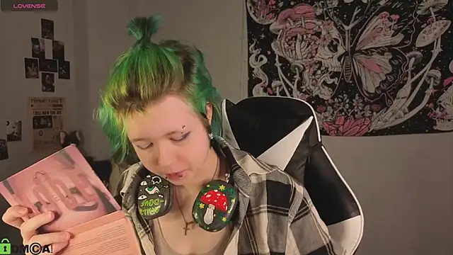 LittleKittenStar online show from April 24, 2026, 3:31 am