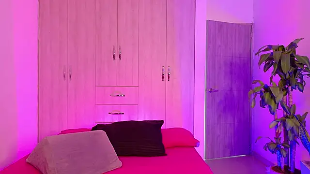 isabellahofmann online show from April 14, 2026, 10:27 pm
