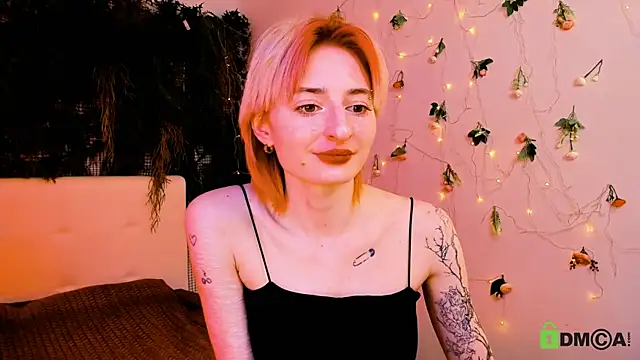 Kira  Cutie online show from May 15, 2026, 11:01 pm