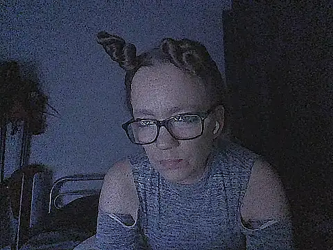 LizzieZ1975 online show from May 9, 2026, 12:49 am