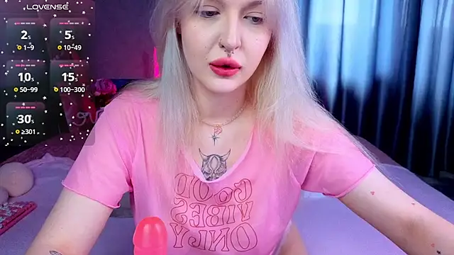 BlondieSummer online show from July 26, 2026, 9:27 am