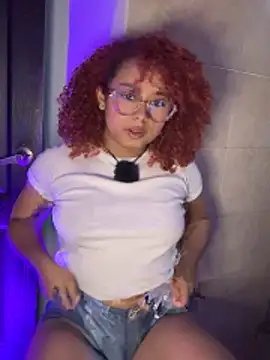 Snapshot of lara_curly chatting on June 4, 2026, 11:00 pm lara curly online show from June 4, 2026, 11:00 pm