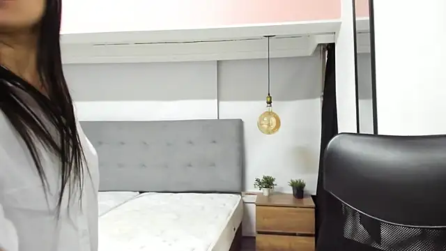 LindaCatalina  online show from March 27, 2026, 1:11 pm