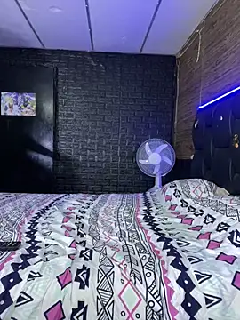 LATINSEXBOM online show from April 22, 2026, 5:43 am
