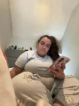 Khloeross online show from May 7, 2026, 2:55 pm