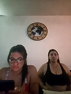 Snapshot of Gia-and-Lara chatting on April 18, 2026, 5:39 pm Gia-and-Lara online show from April 18, 2026, 5:39 pm