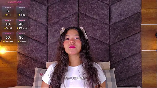 Snapshot of AhslyEvans__ chatting on June 2, 2026, 7:49 pm AhslyEvans online show from June 2, 2026, 7:49 pm