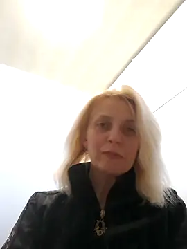 MiaLove183 online show from April 28, 2026, 1:38 pm