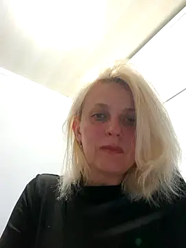 MiaLove183 online show from May 9, 2026, 12:21 pm