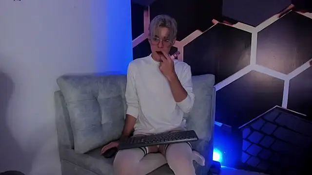 Snapshot of Tom_Parker_ chatting on August 3, 2026, 10:35 pm Tom Parker online show from August 3, 2026, 10:35 pm