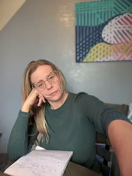 Snapshot of GwenWilde31 chatting on August 6, 2026, 3:58 pm GwenWilde31 online show from August 6, 2026, 3:58 pm