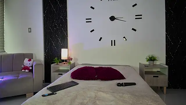 aurora petitee online show from June 6, 2026, 1:27 pm