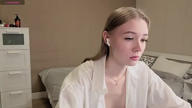 Sellina moon online show from April 8, 2026, 2:22 am
