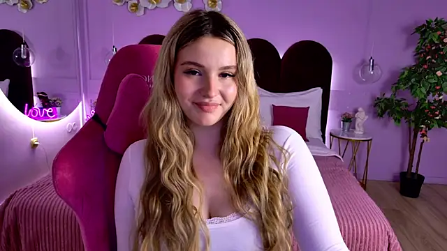 Snapshot of CharlotteAtwoood chatting on May 18, 2026, 4:02 pm CharlotteAtwoood online show from May 18, 2026, 4:02 pm
