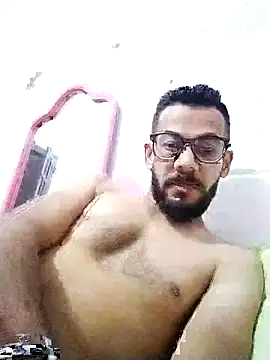 Alimohamed08 online show from May 6, 2026, 9:42 pm