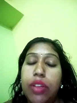 bannerjeesneha20 online show from May 3, 2026, 2:23 pm