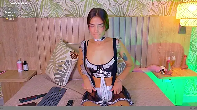 Snapshot of Charlott__18 chatting on May 19, 2026, 12:55 pm Charlott 18 online show from May 19, 2026, 12:55 pm