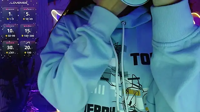 Tiiana tay online show from April 27, 2026, 3:04 am