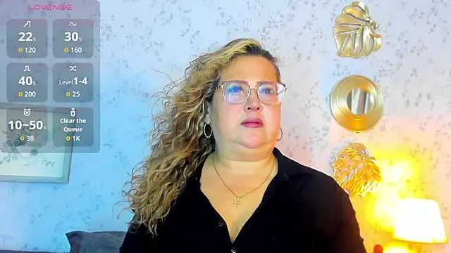 Martinacurvy  online show from April 15, 2026, 10:55 am