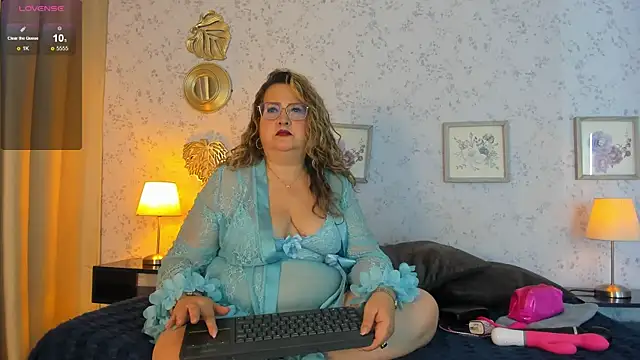 Martinacurvy  online show from June 5, 2026, 10:43 am