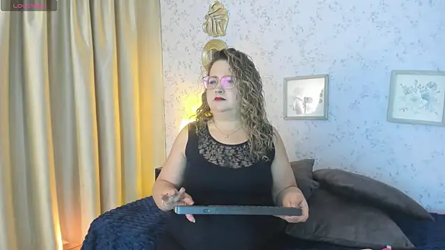 Martinacurvy  online show from June 19, 2026, 10:08 am