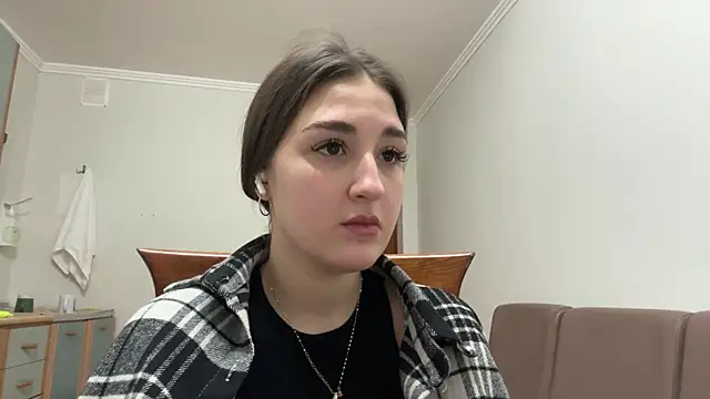 Annnna  online show from April 14, 2026, 4:02 pm