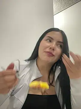 Snapshot of Cami_olarte chatting on April 25, 2026, 12:35 am Cami olarte online show from April 25, 2026, 12:35 am