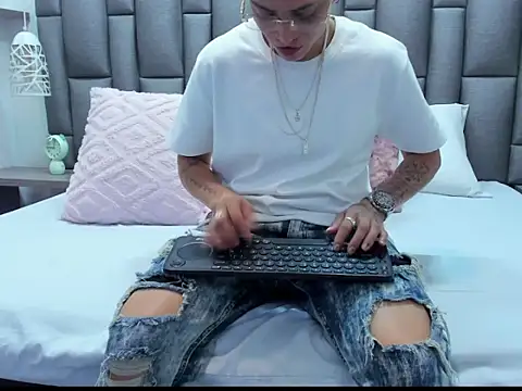 Snapshot of ZoeGrey chatting on April 10, 2026, 1:05 pm ZoeGrey online show from April 10, 2026, 1:05 pm