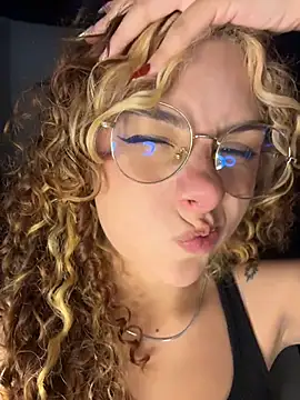 Snapshot of Amber-fire chatting on April 1, 2026, 10:07 pm Amber-fire online show from April 1, 2026, 10:07 pm