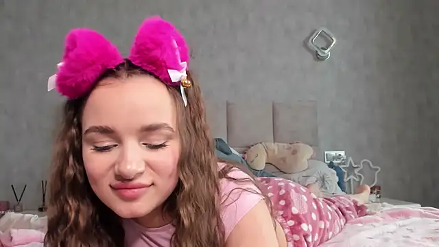 AlinaLuxxx online show from April 23, 2026, 1:02 pm