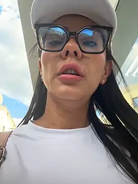 SofiParma online show from June 17, 2026, 10:10 pm